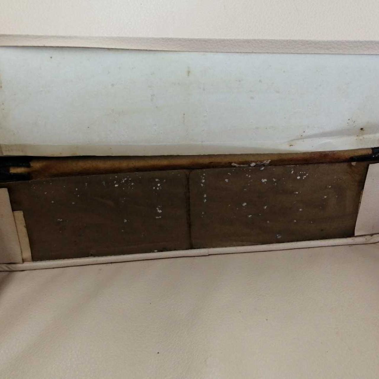 底部分はがれあり。