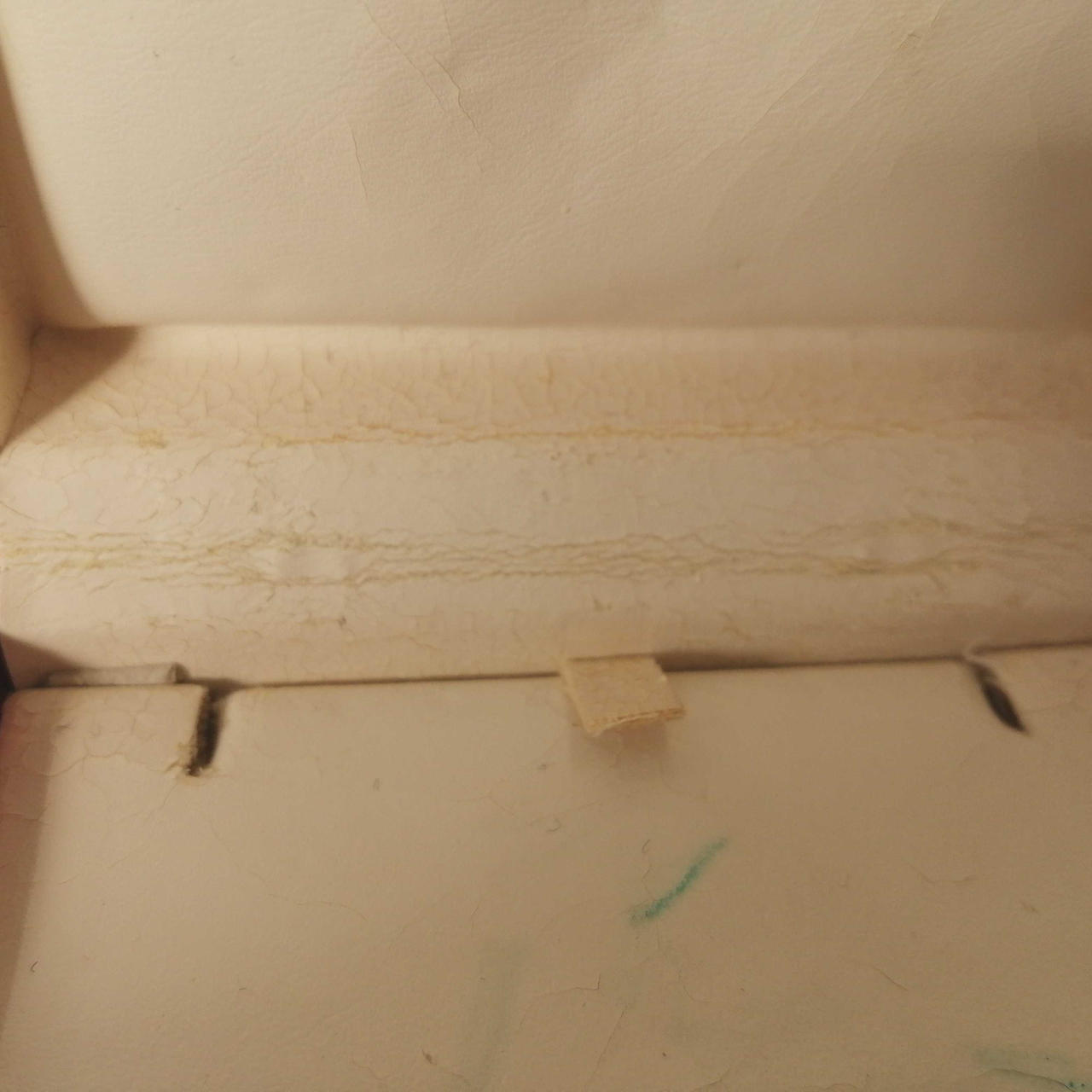 箱内側ひび割れ、汚れあり。