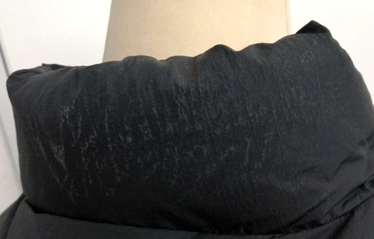 首周り白い汚れあり