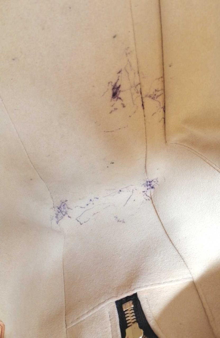 ボールペンの汚れ多数あり。