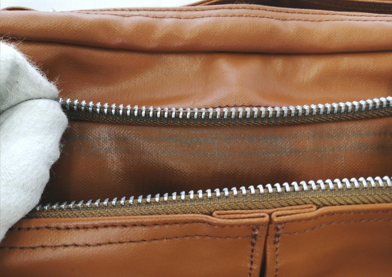 ファスナー跡あり