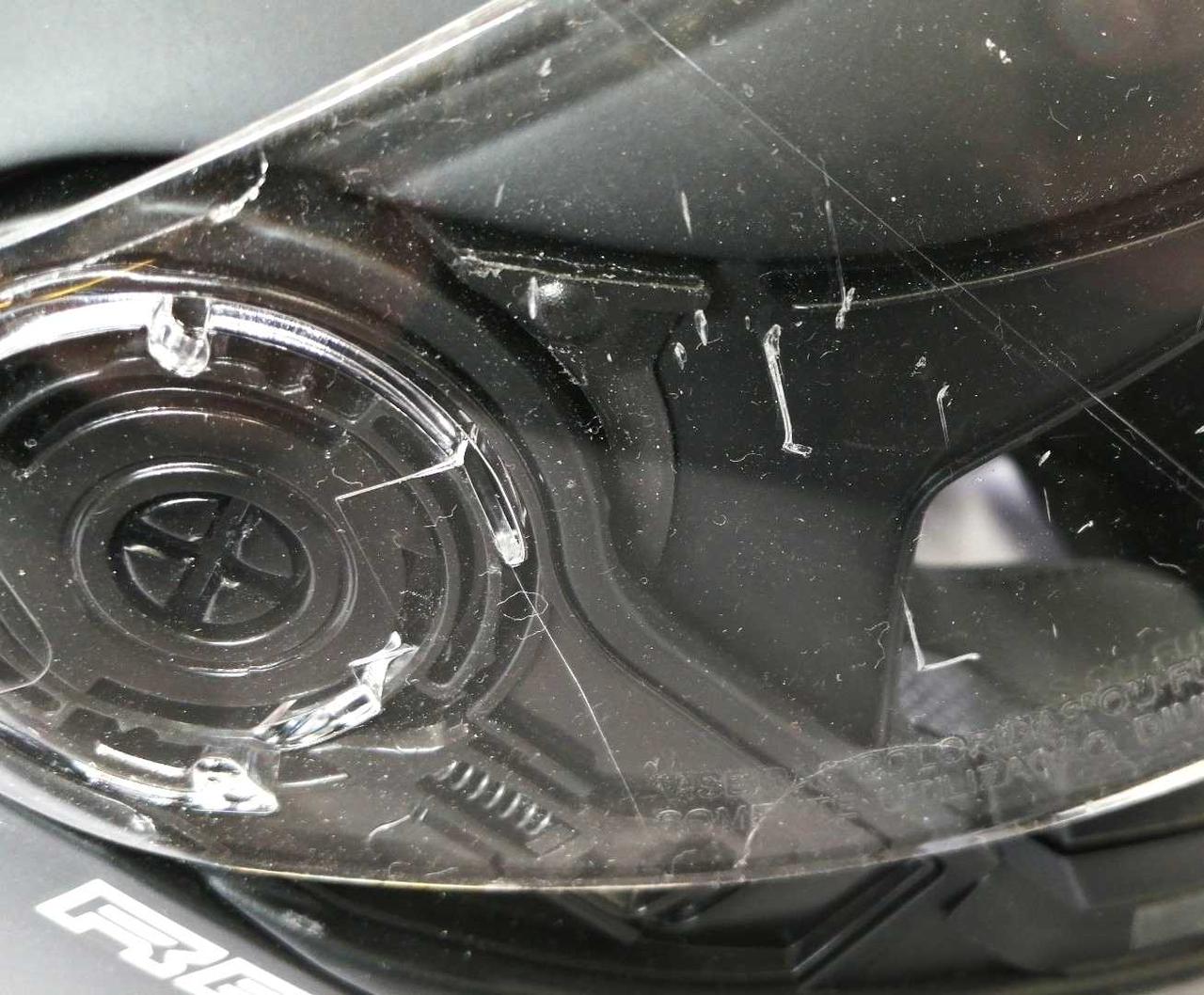 シールドに傷あり