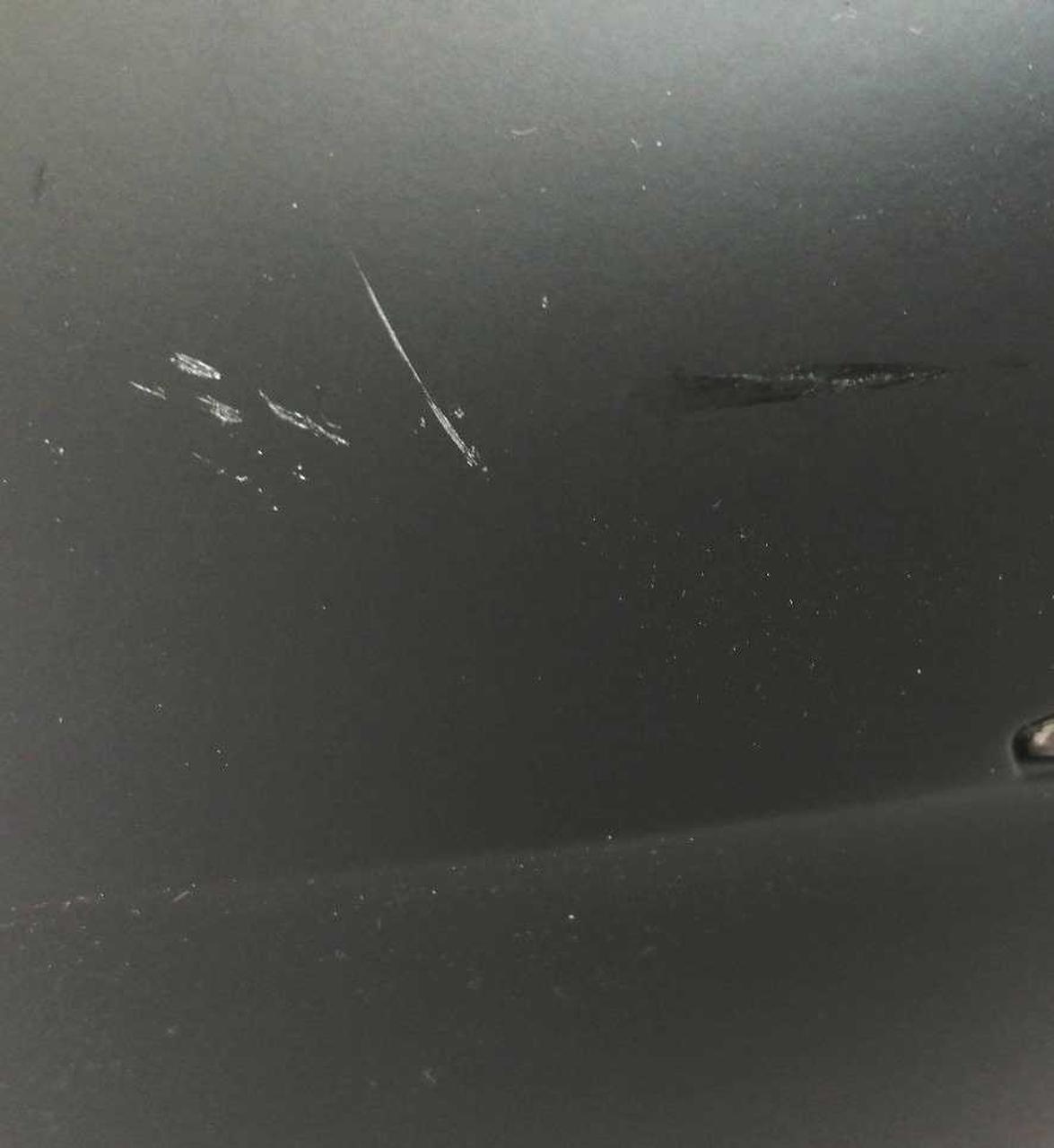 ヘルメット上部に傷あり。