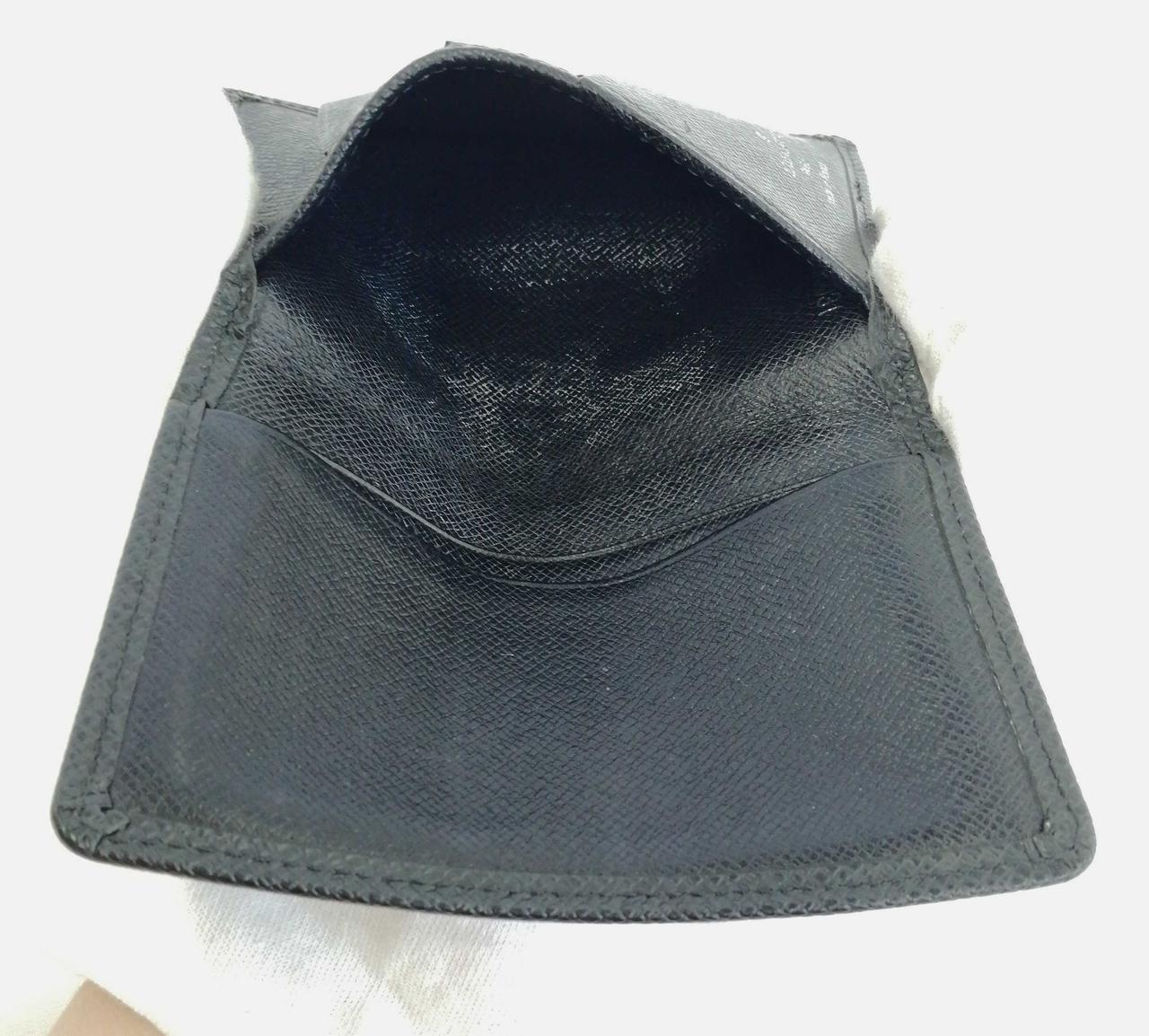 内側のポケット内が白くお汚れございます。