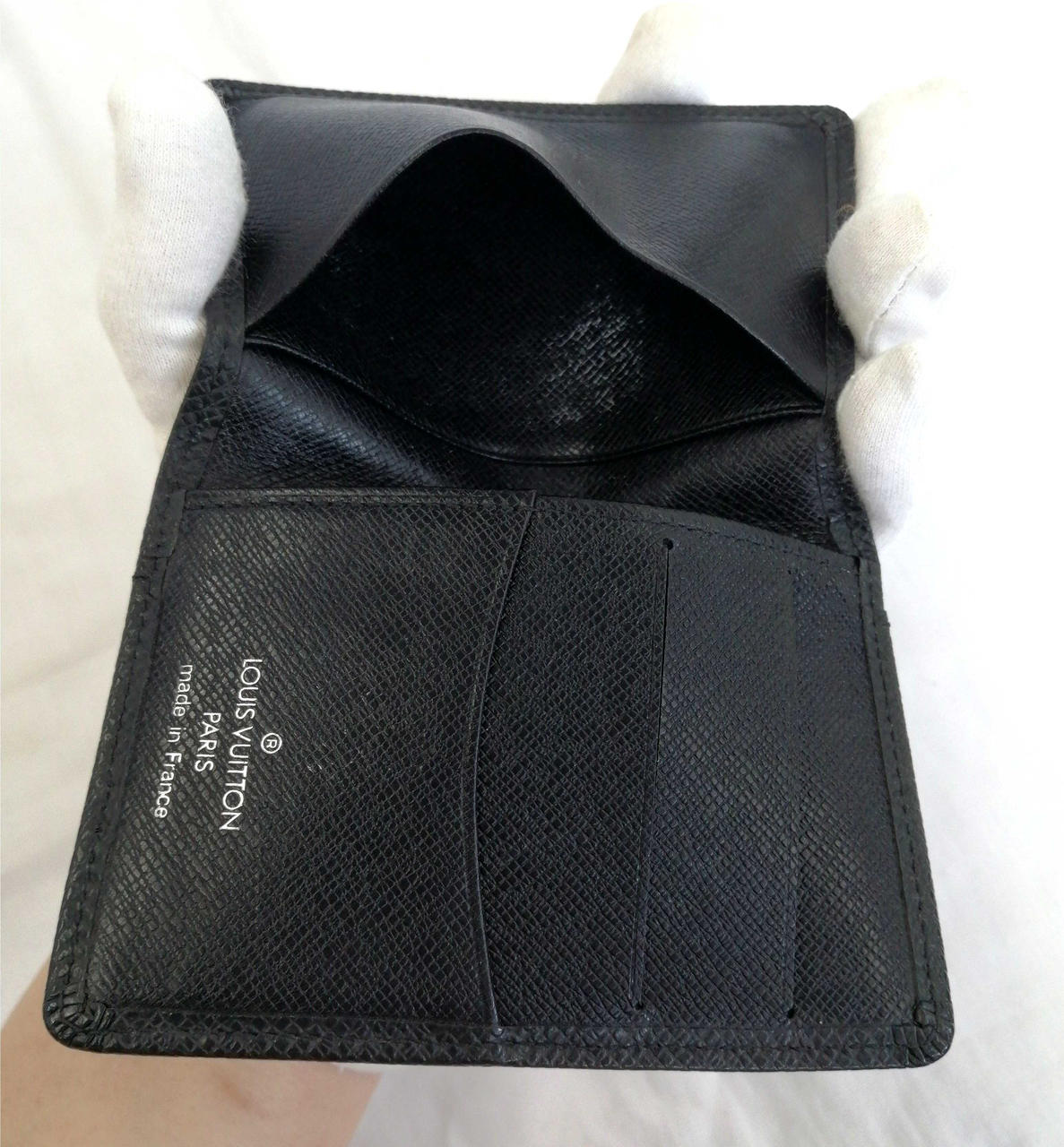 内側のポケット内が白くお汚れございます。
