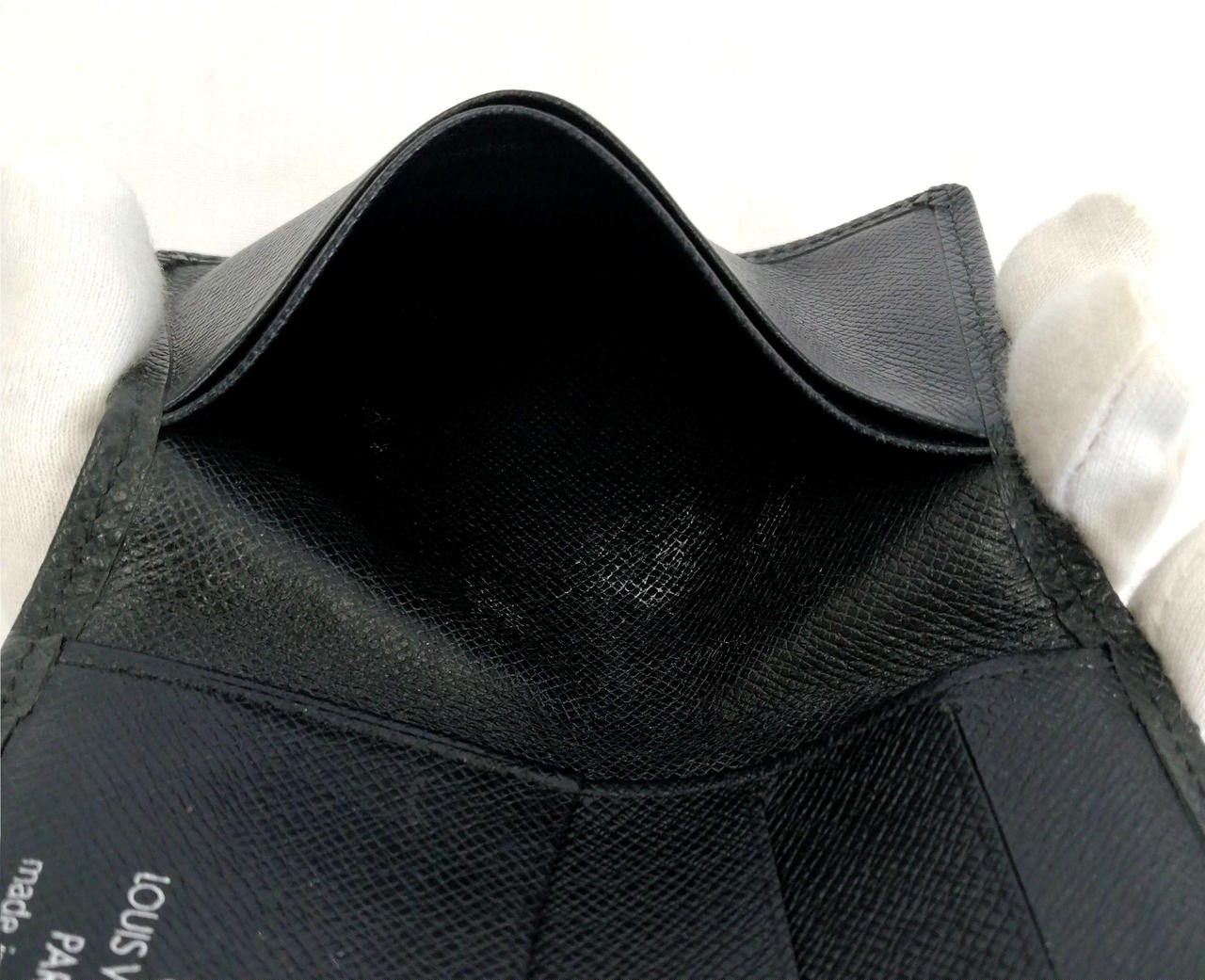 内側のポケット内が白くお汚れございます。