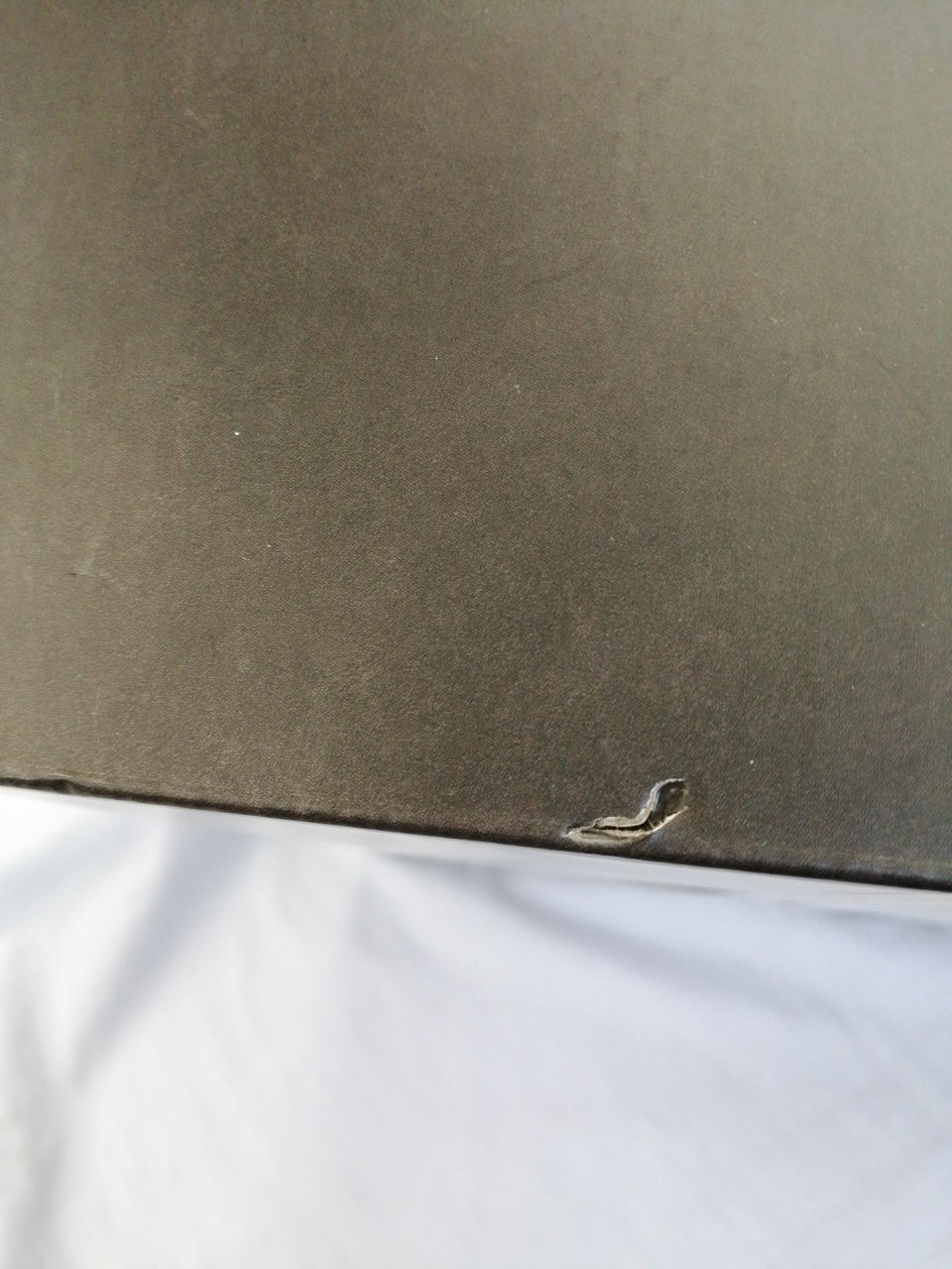 箱に一か所、穴あきあり