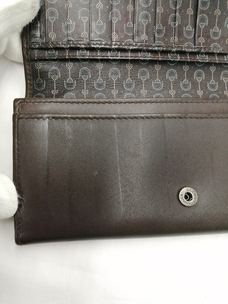 少しカード入れの型がついてます