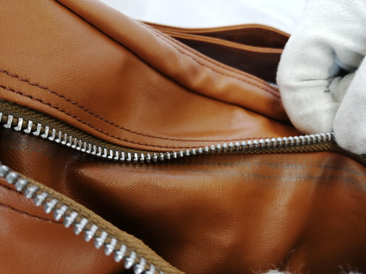 ファスナー跡あり