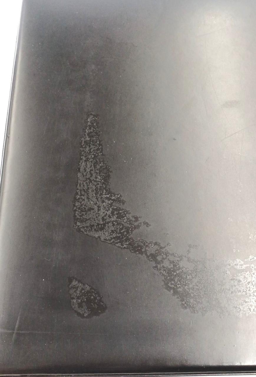 表面に凹みあり。