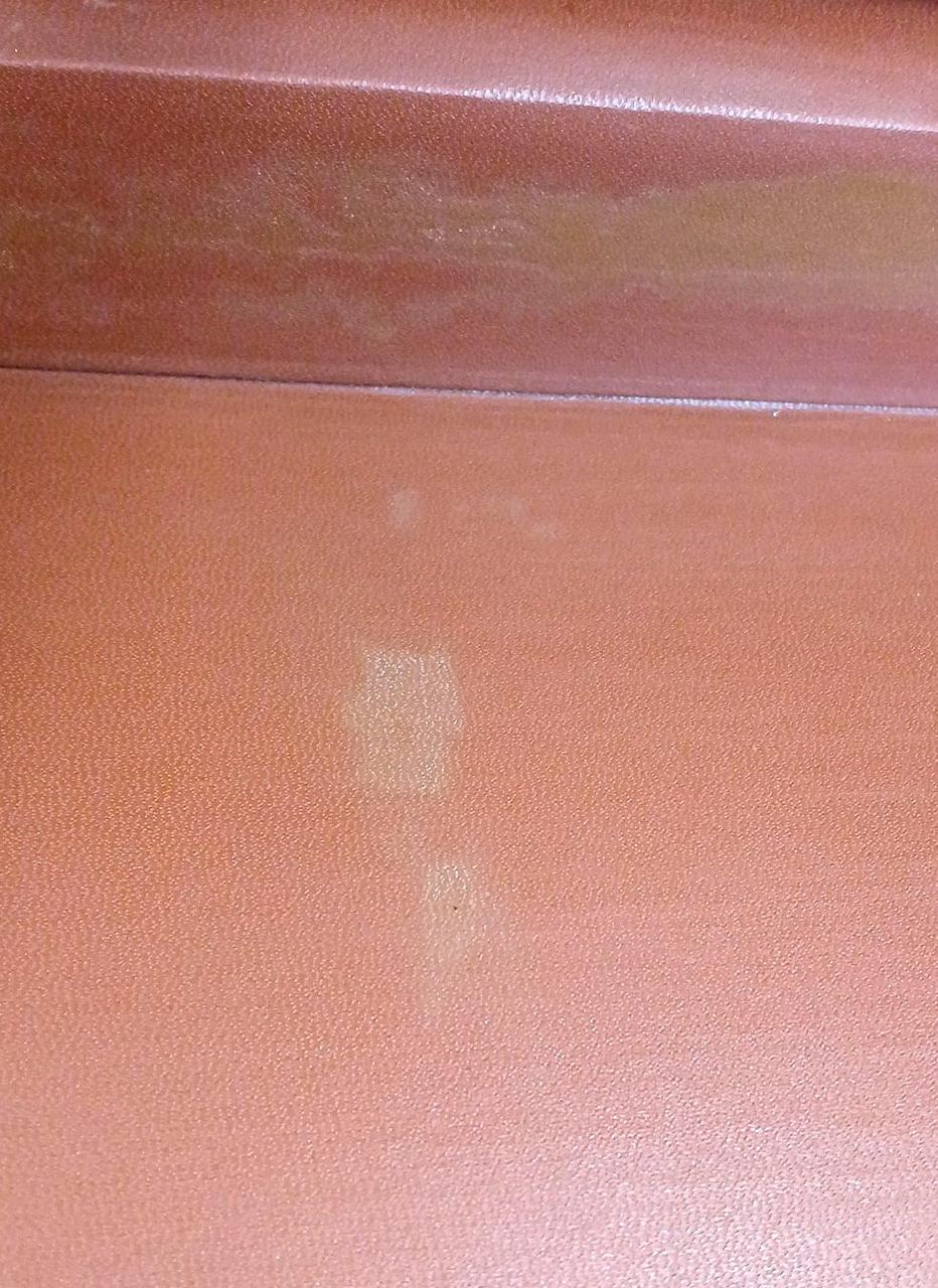 カバンの内側部分汚れあり。