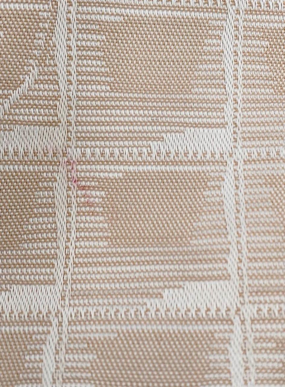 赤い汚れあり。