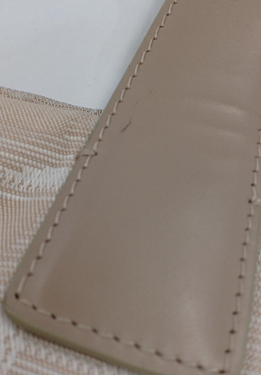 黒い汚れあり。