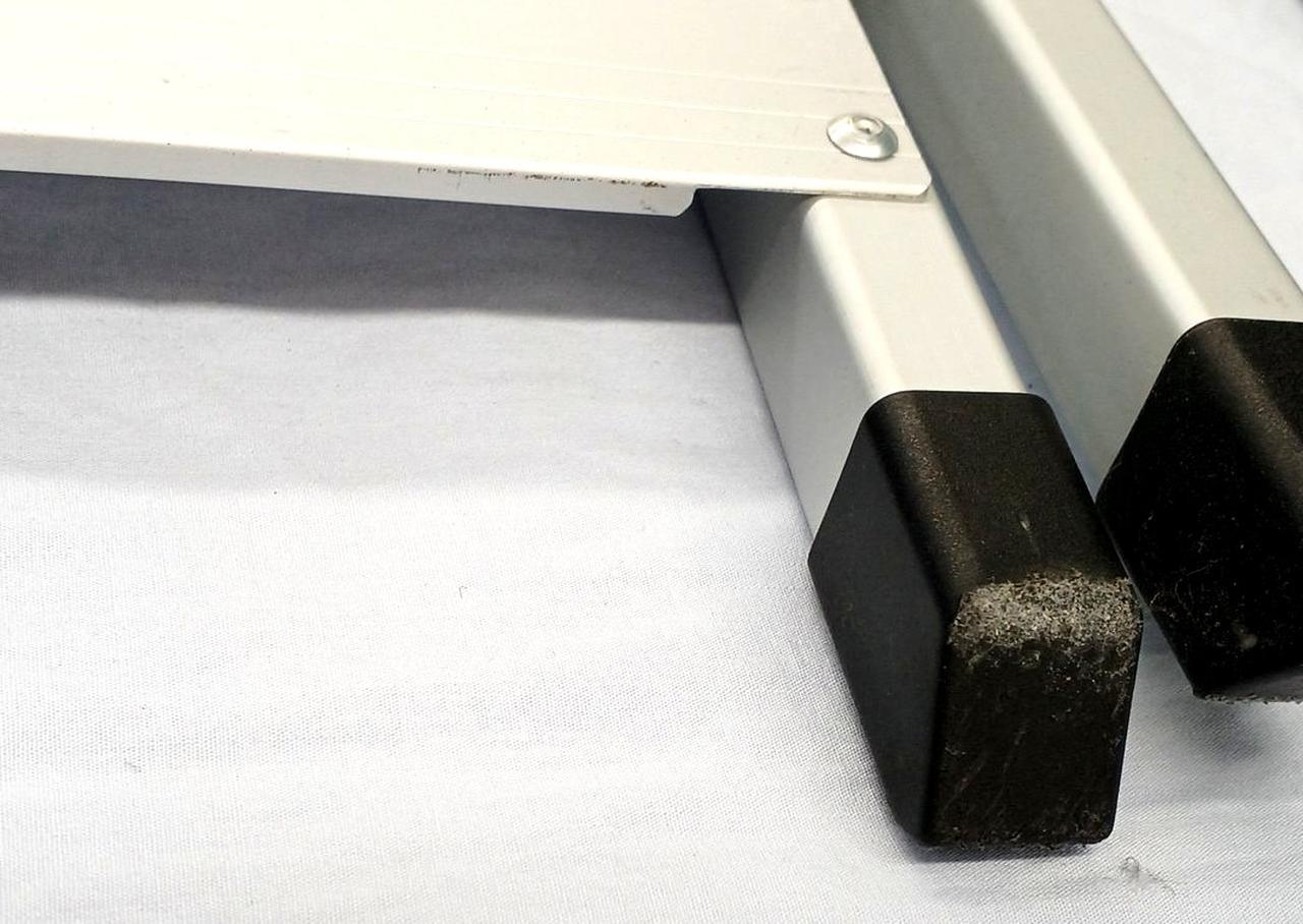 椅子の脚部分、汚れあり。