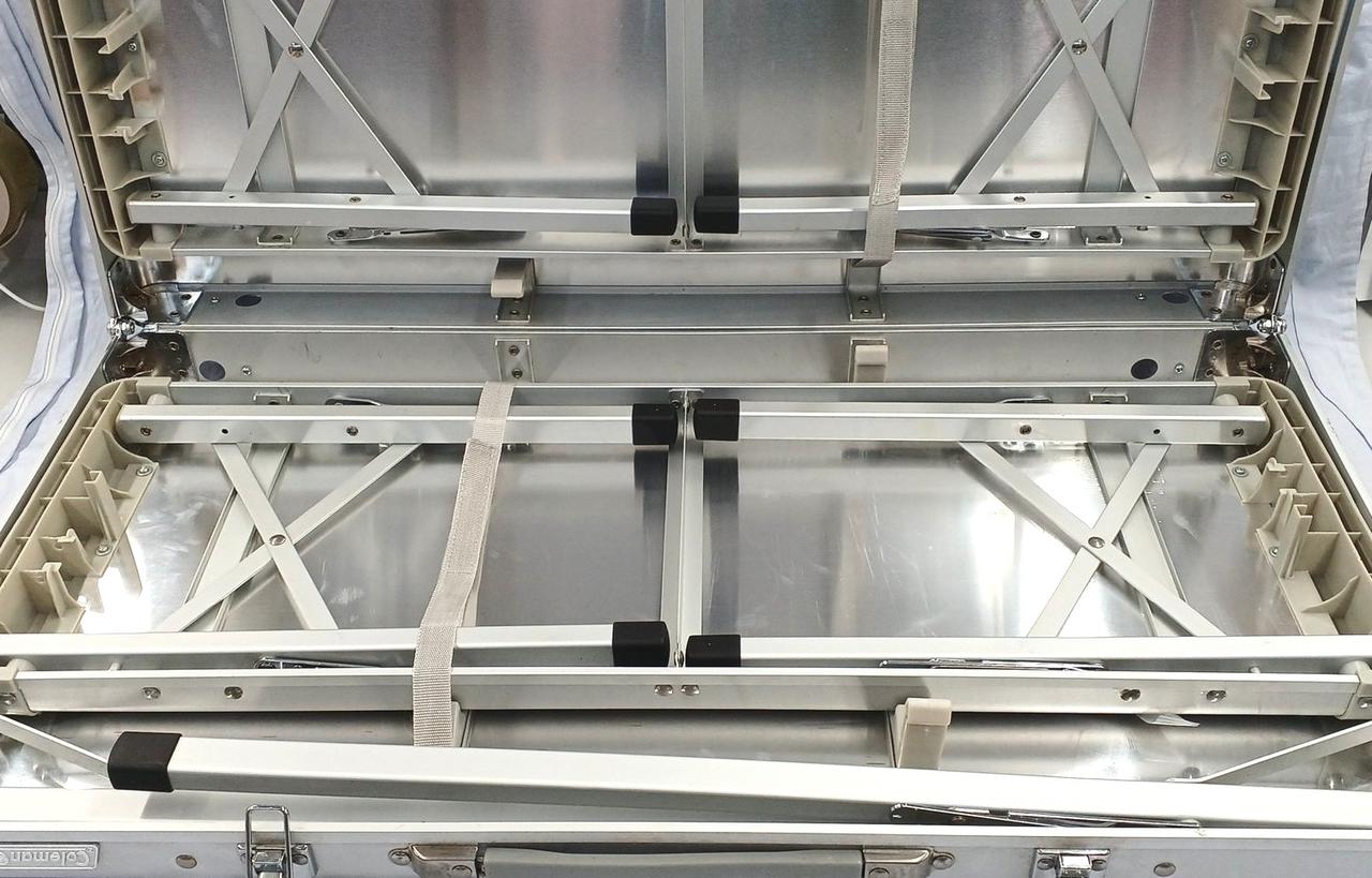 組み立て式の机です。