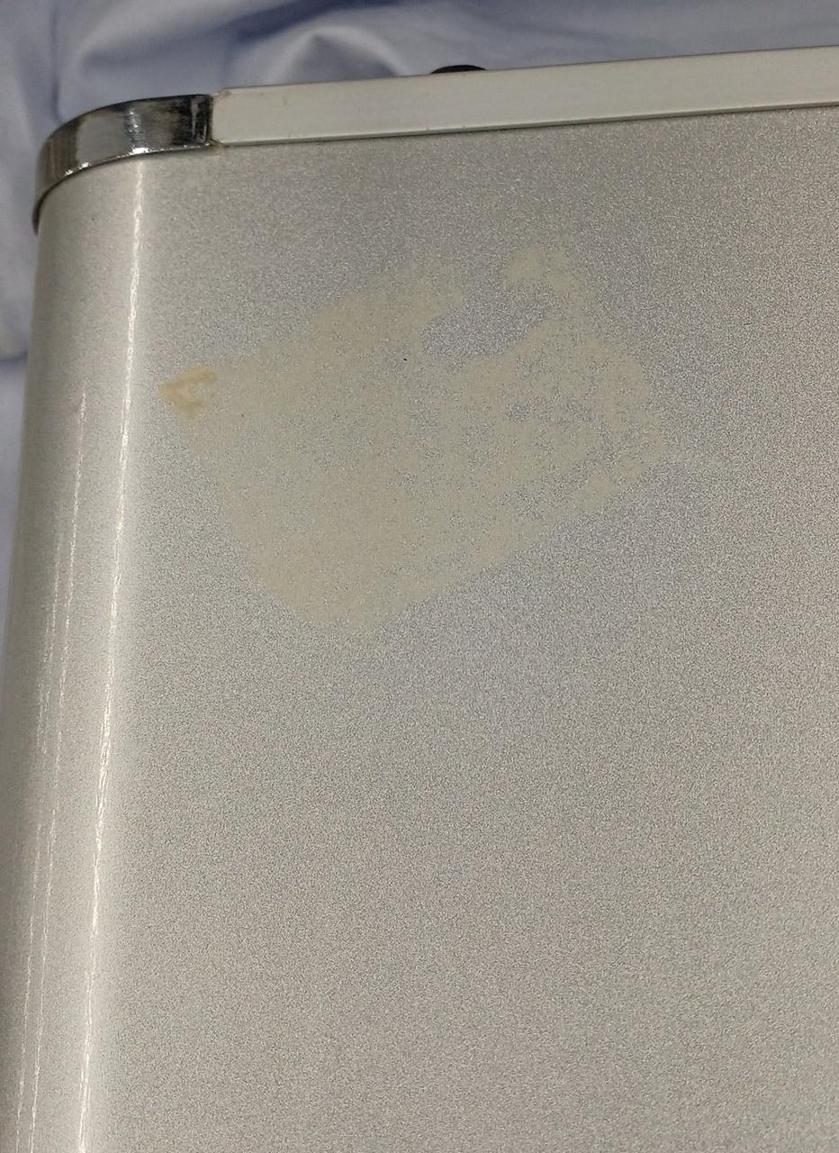 机表面には、キズ、へこみ、よこれあり。