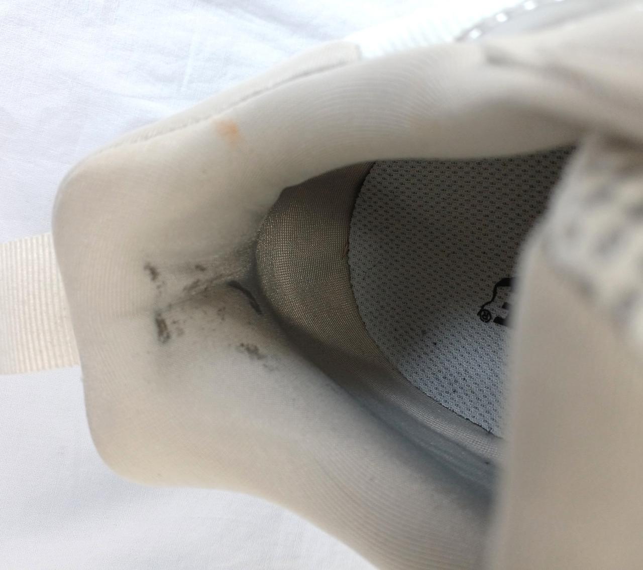 右側かかと内側汚れあり