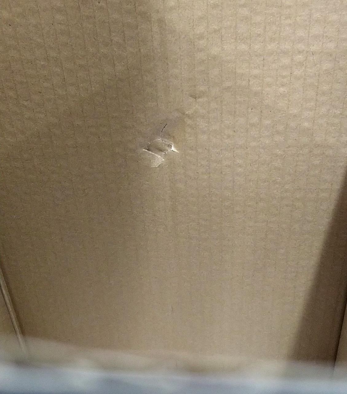 内側の段ボールに凹みあり