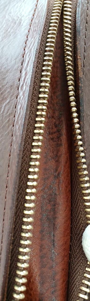 ファスナー跡あり