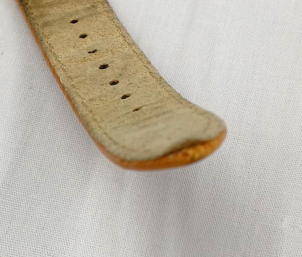 端がはがれてあがっています。