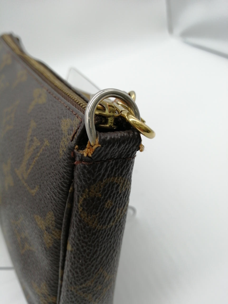 少しちぎれかけてます