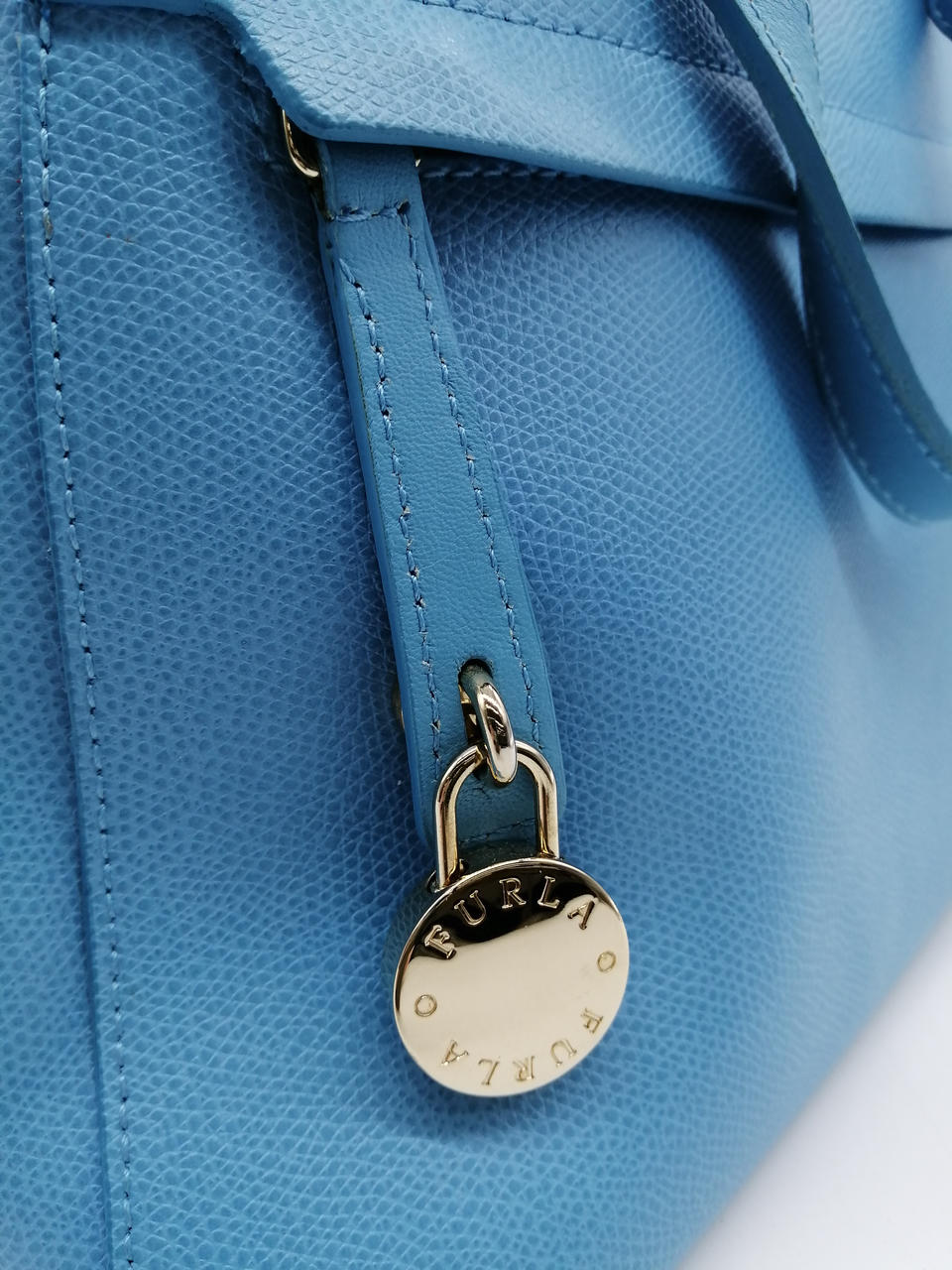 ポケットを使う場合は南京錠を上に引きます