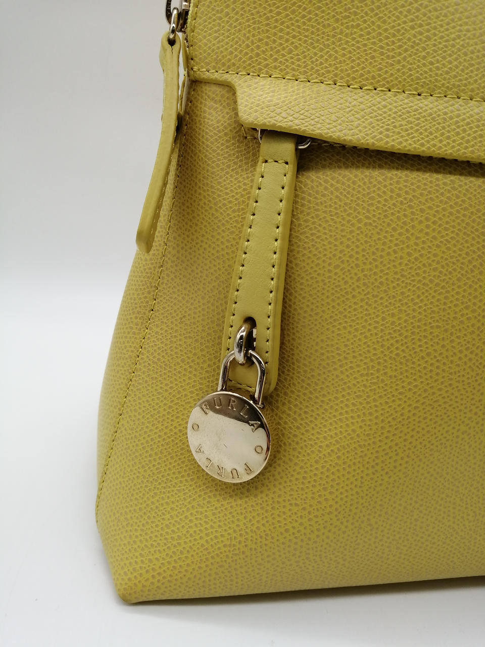 ポケットを使うときは南京錠を上に引きます