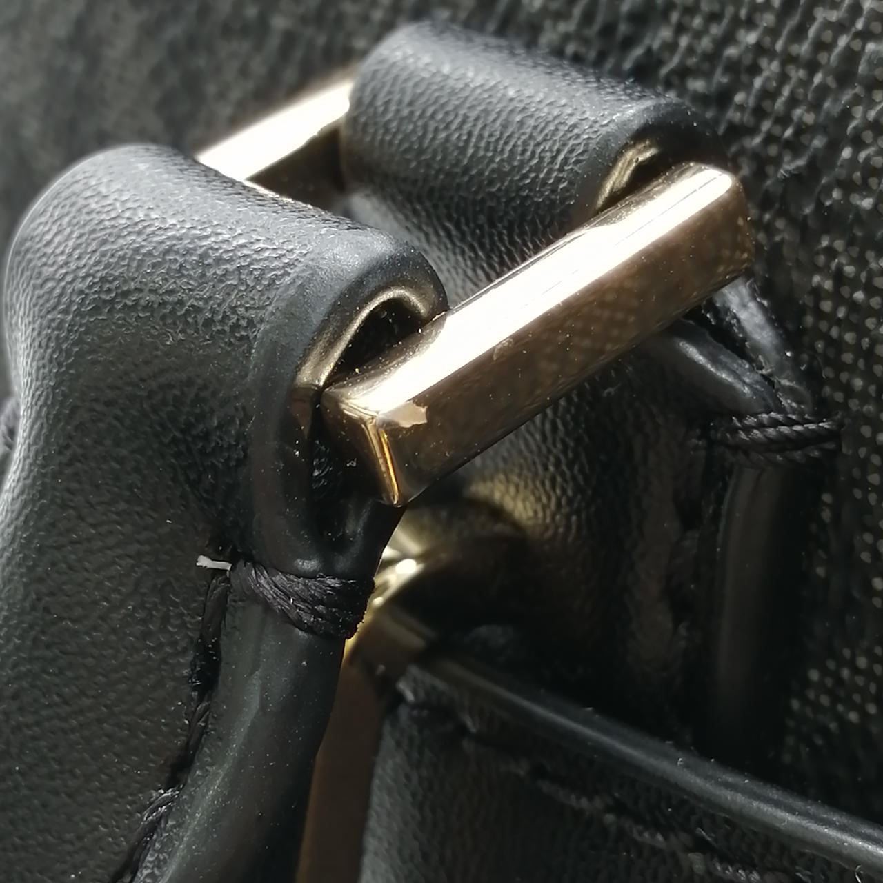 取っ手の金具部分にキズがあります。