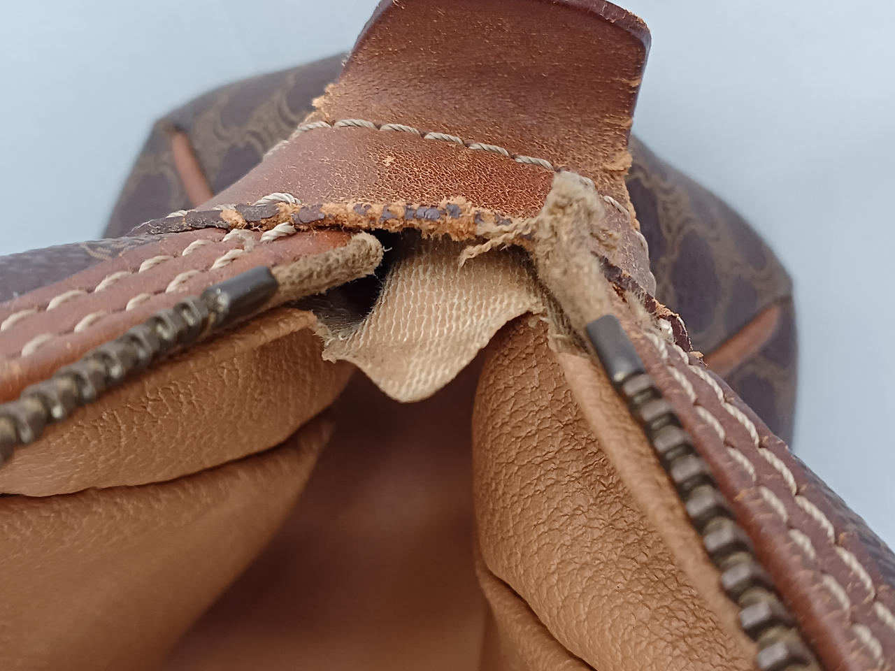 チャック根元破れ有り