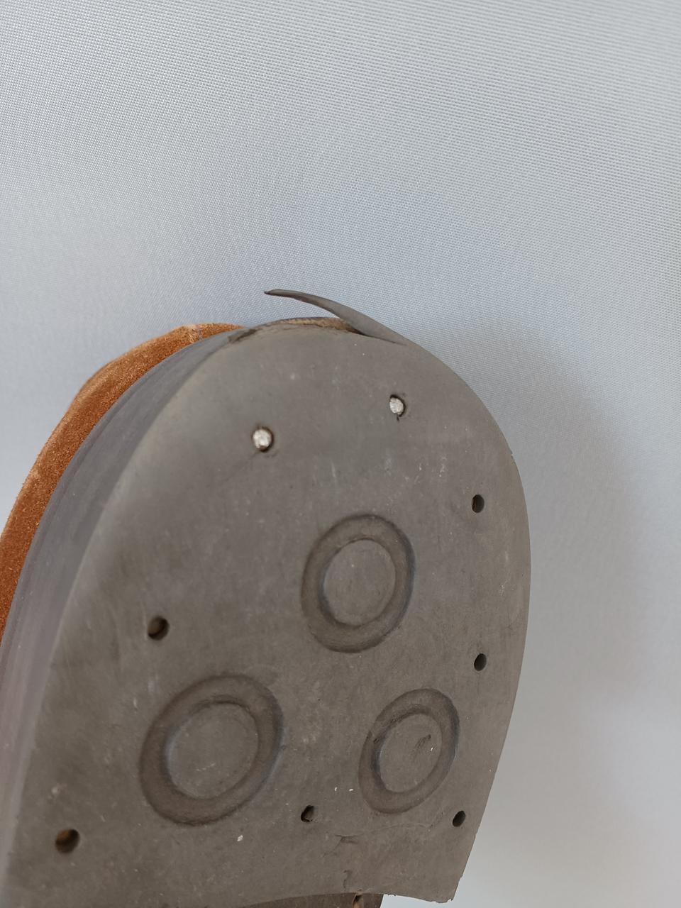 左足かかと部分キズあり