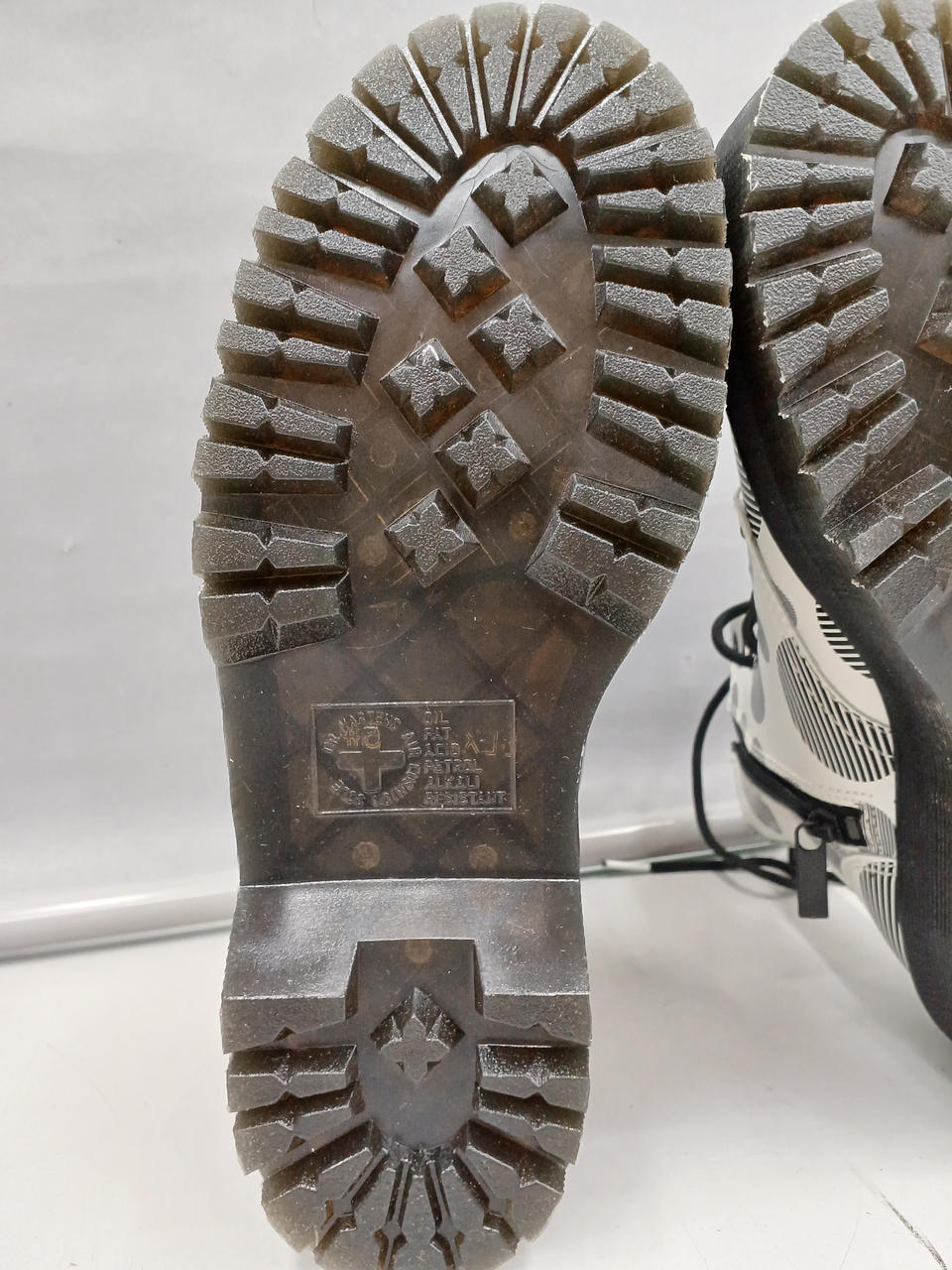 ソール裏に線が入ってます