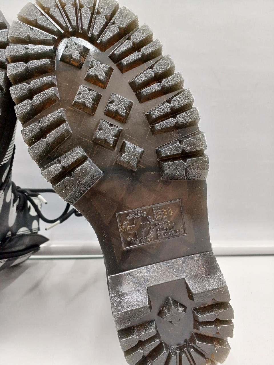 ソール裏に線が入ってます