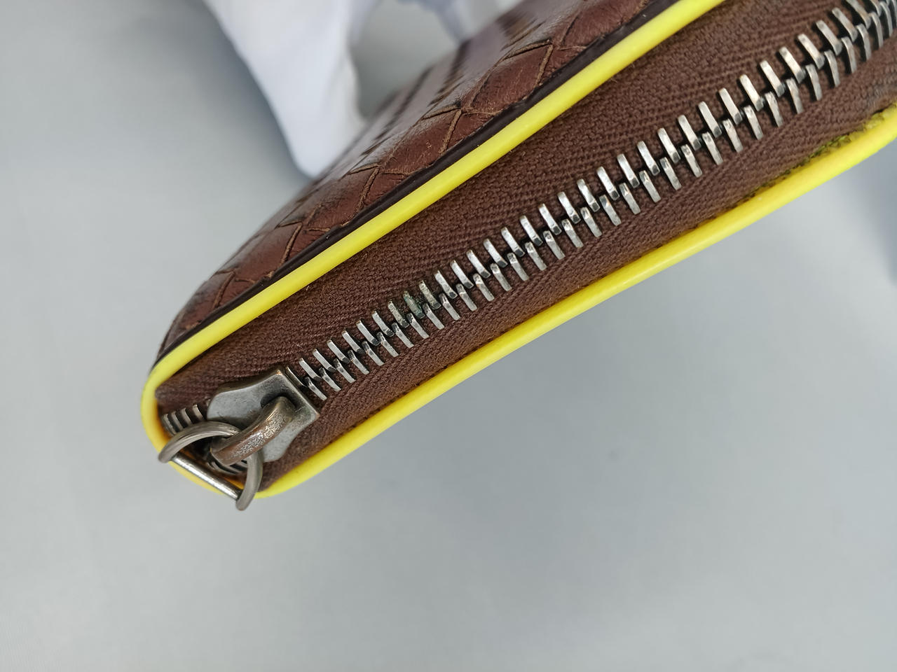 ファスナーつまみ取れています。