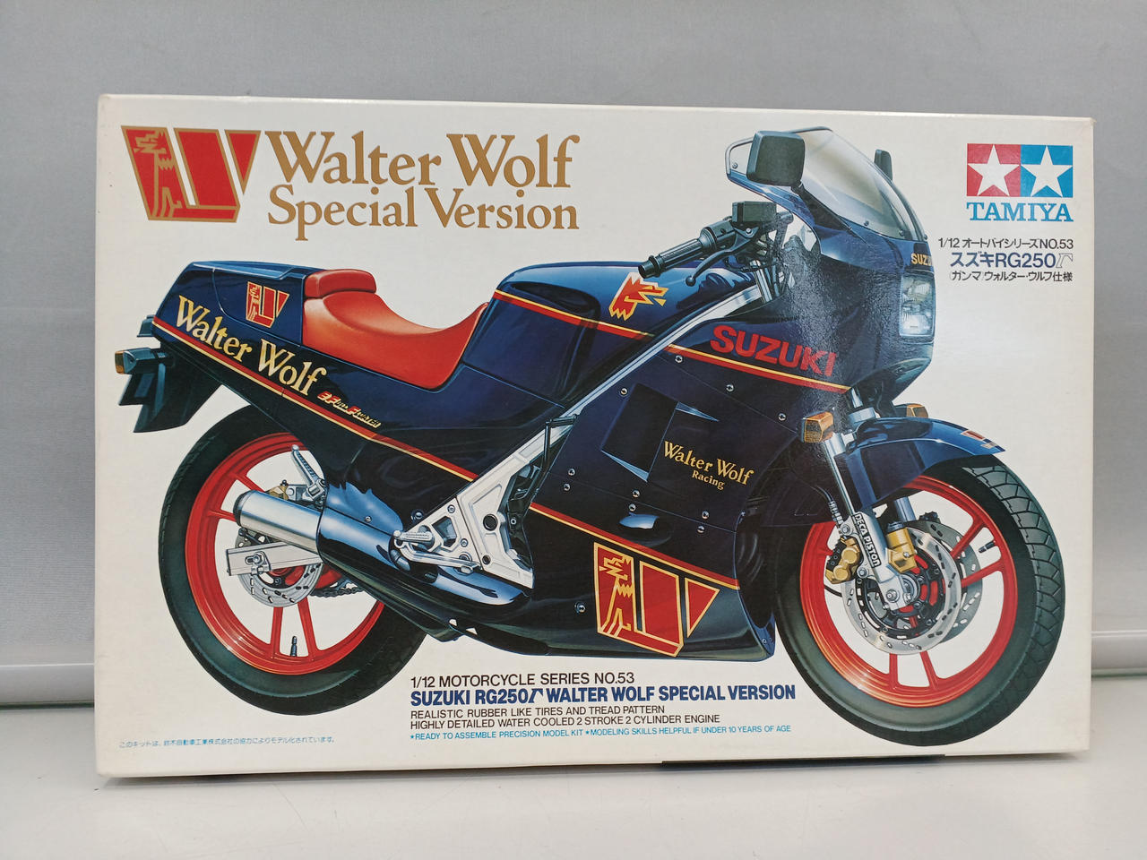 箱、確認しづらいですが黄ばみあります。