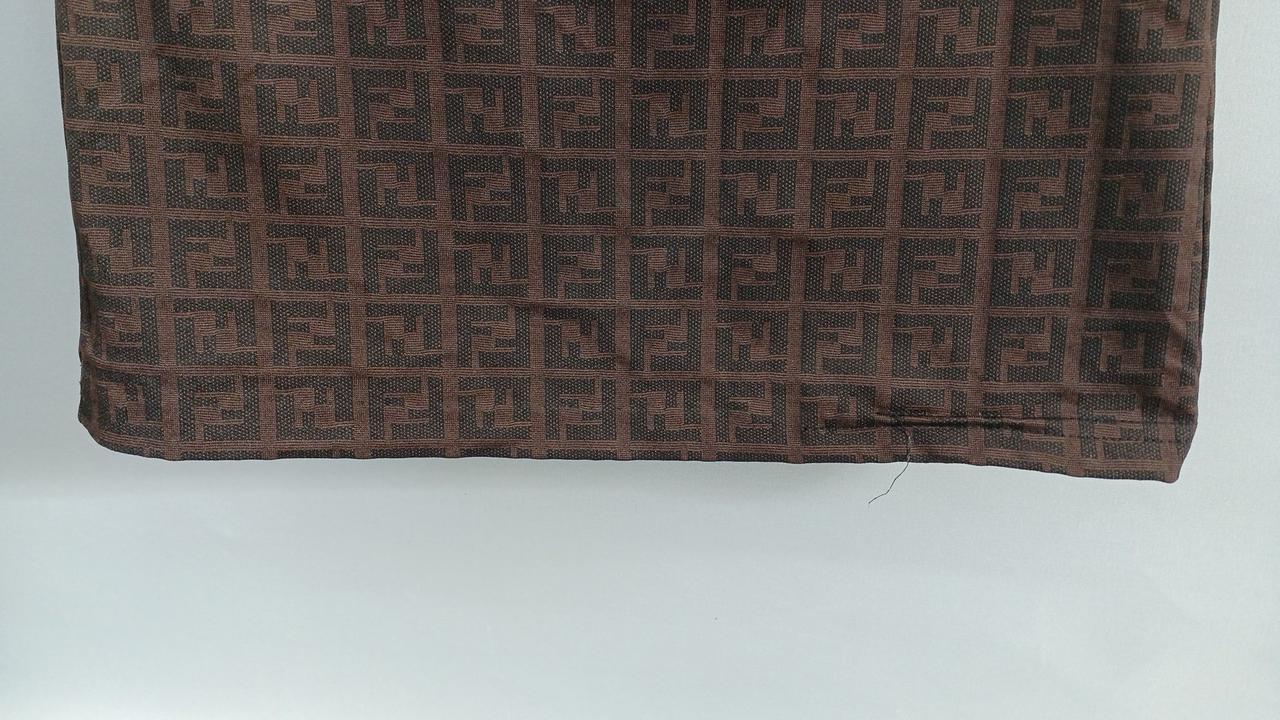 後ろの裾ほつれています。