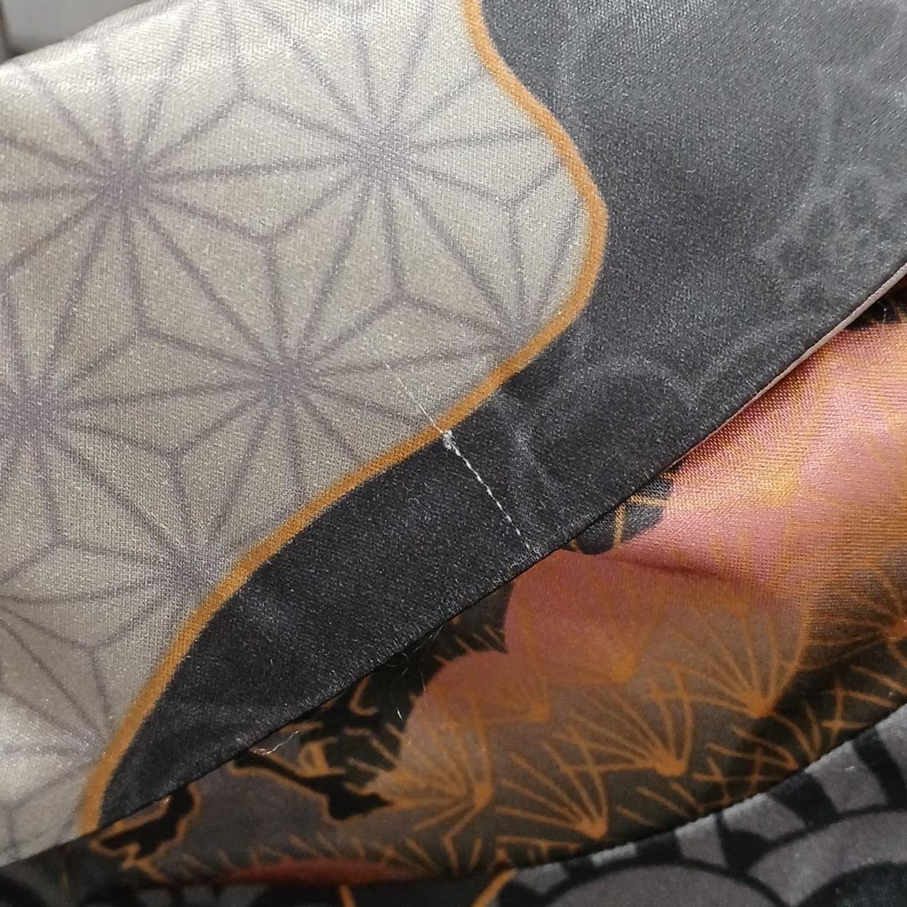 首もとにホツレのような跡有り