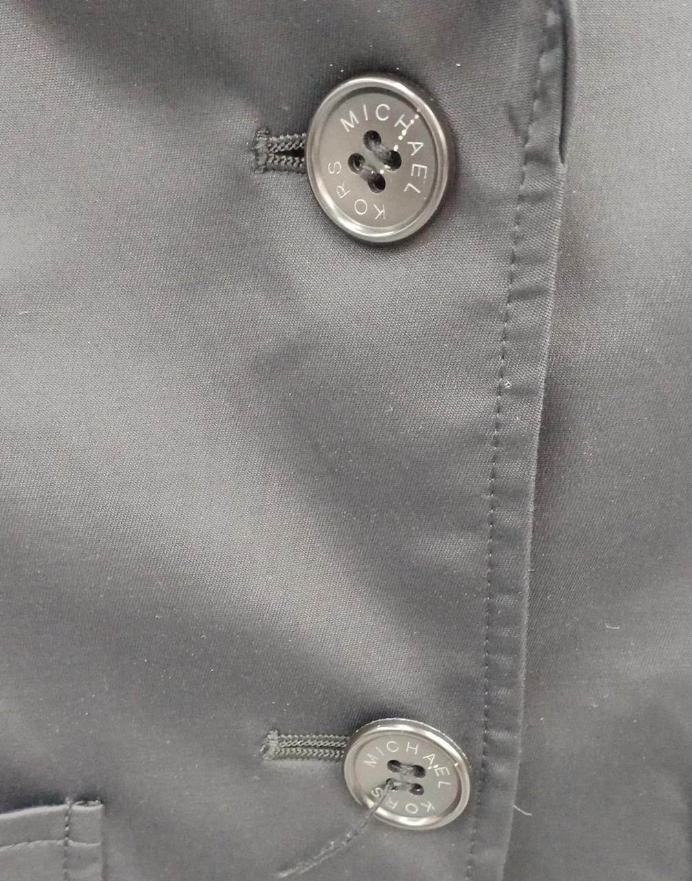 下のボタンホツレています。