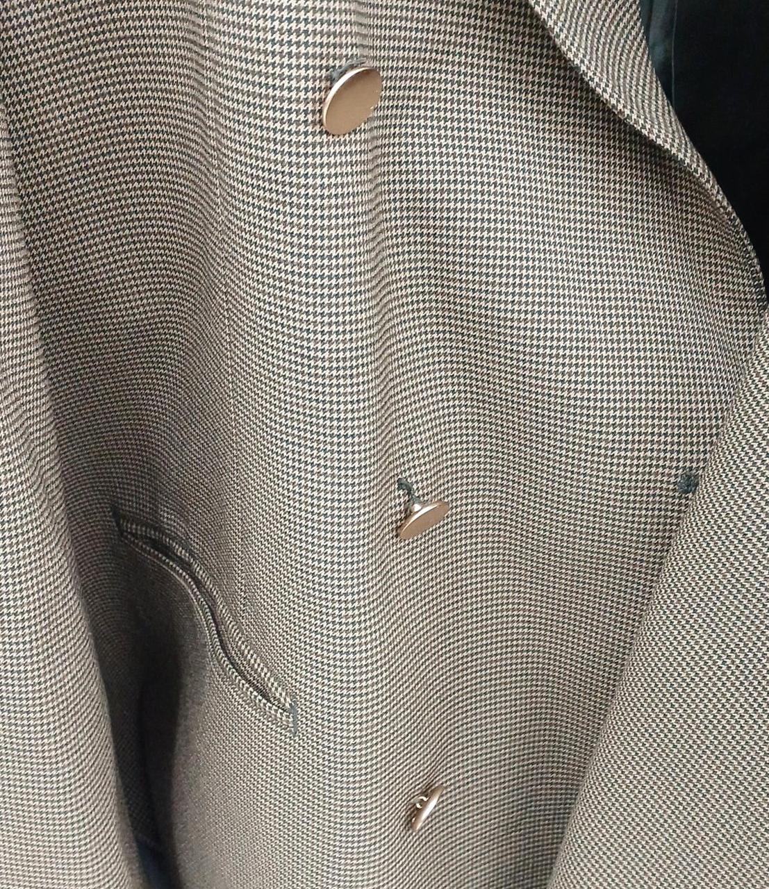 2つ目のボタン糸緩んでいます。