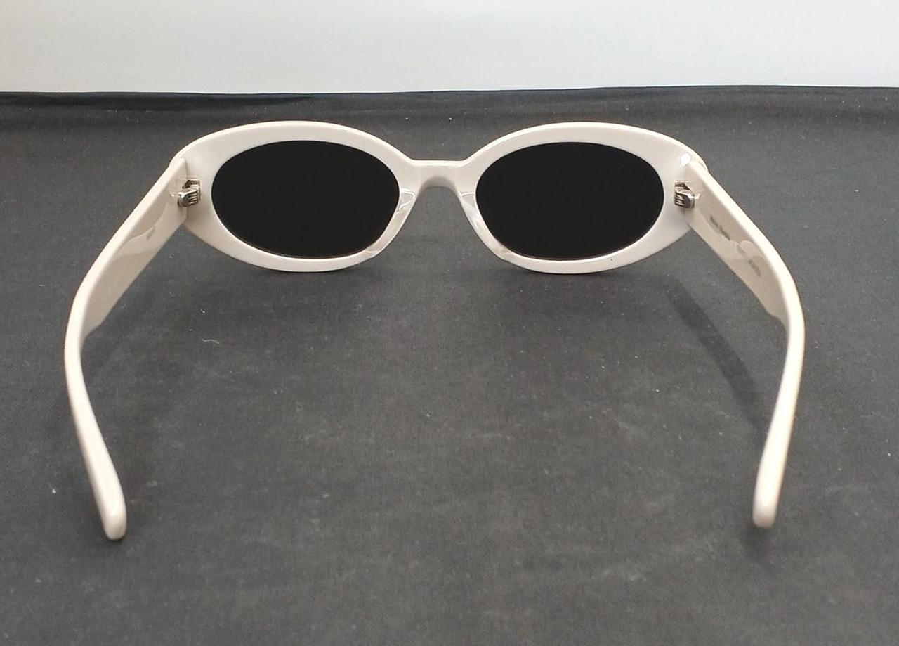 右側が浮いています。