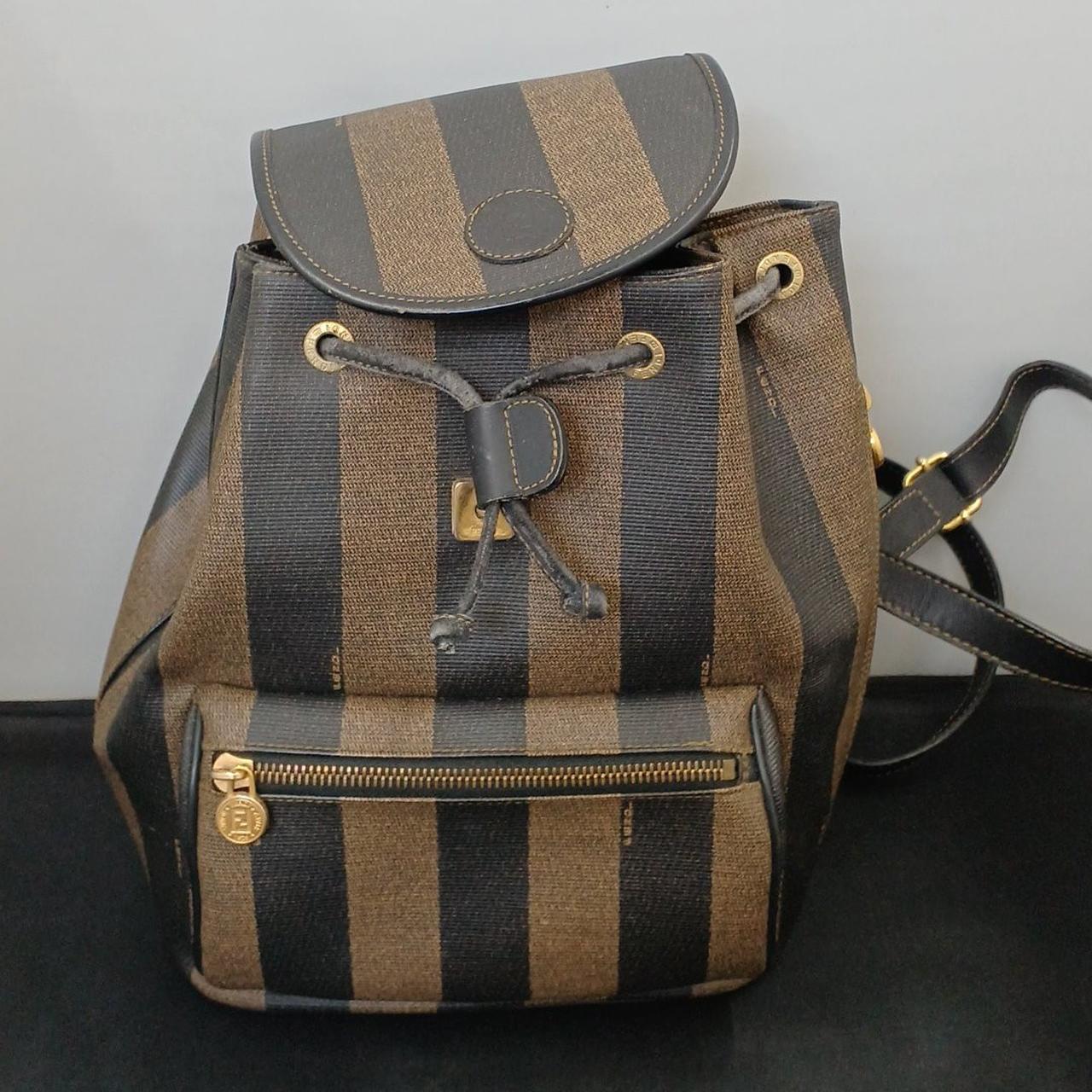 紐部分劣化しており、黒い粉が、つきます。