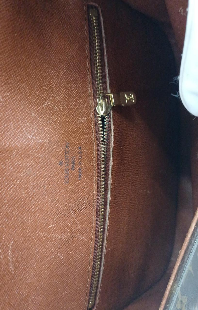 ファスナー緑サビのため、固いです。