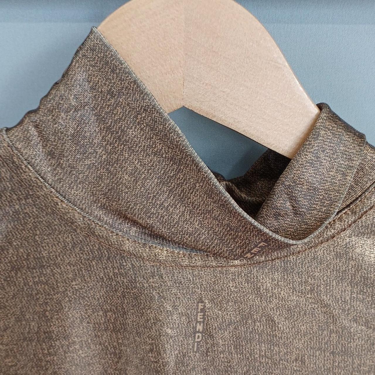 襟周り伸びています。