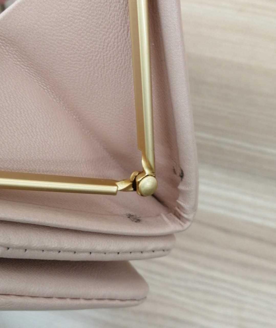 がま口金具があたる所に汚れキズ有り