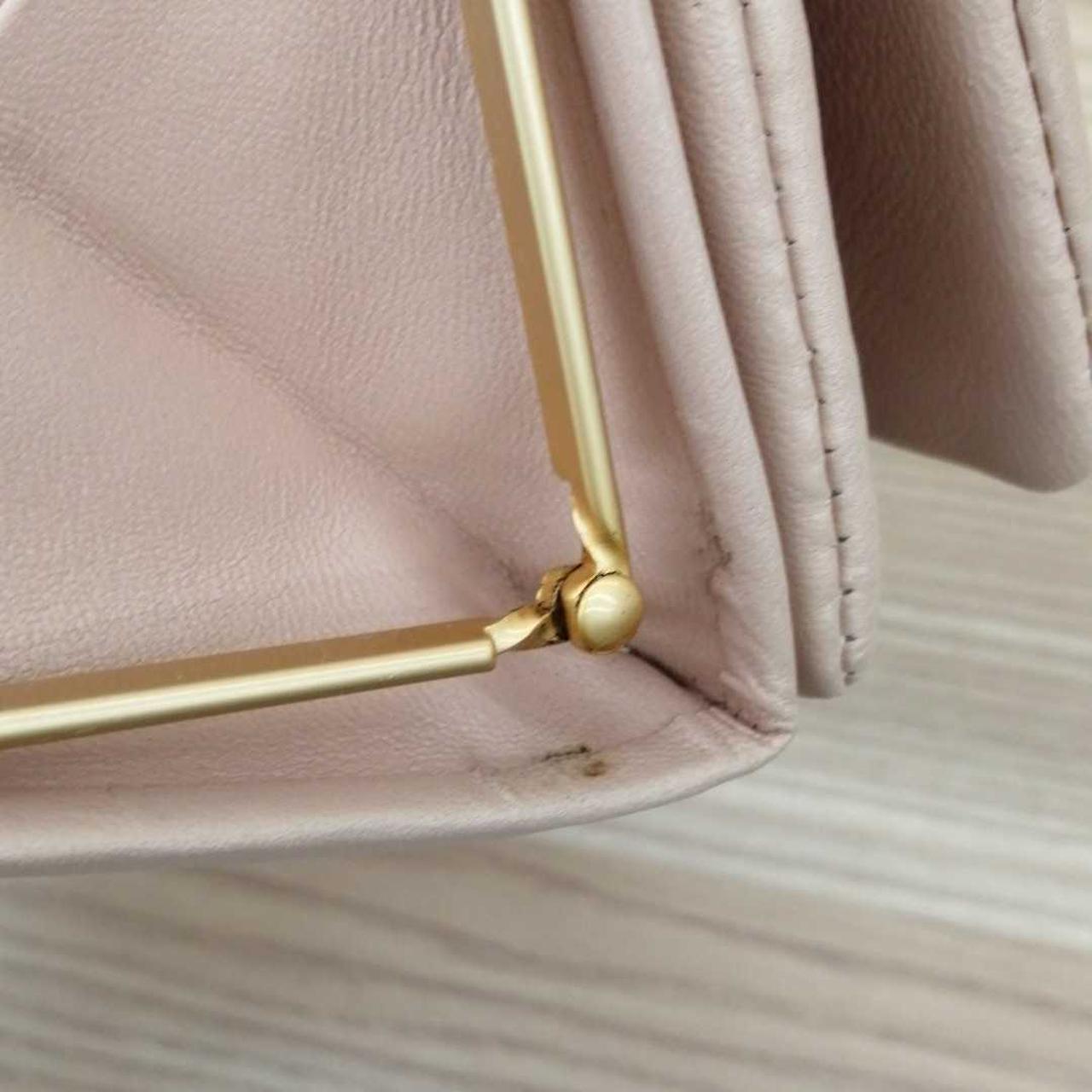 がま口金具があたる所に汚れキズ有り