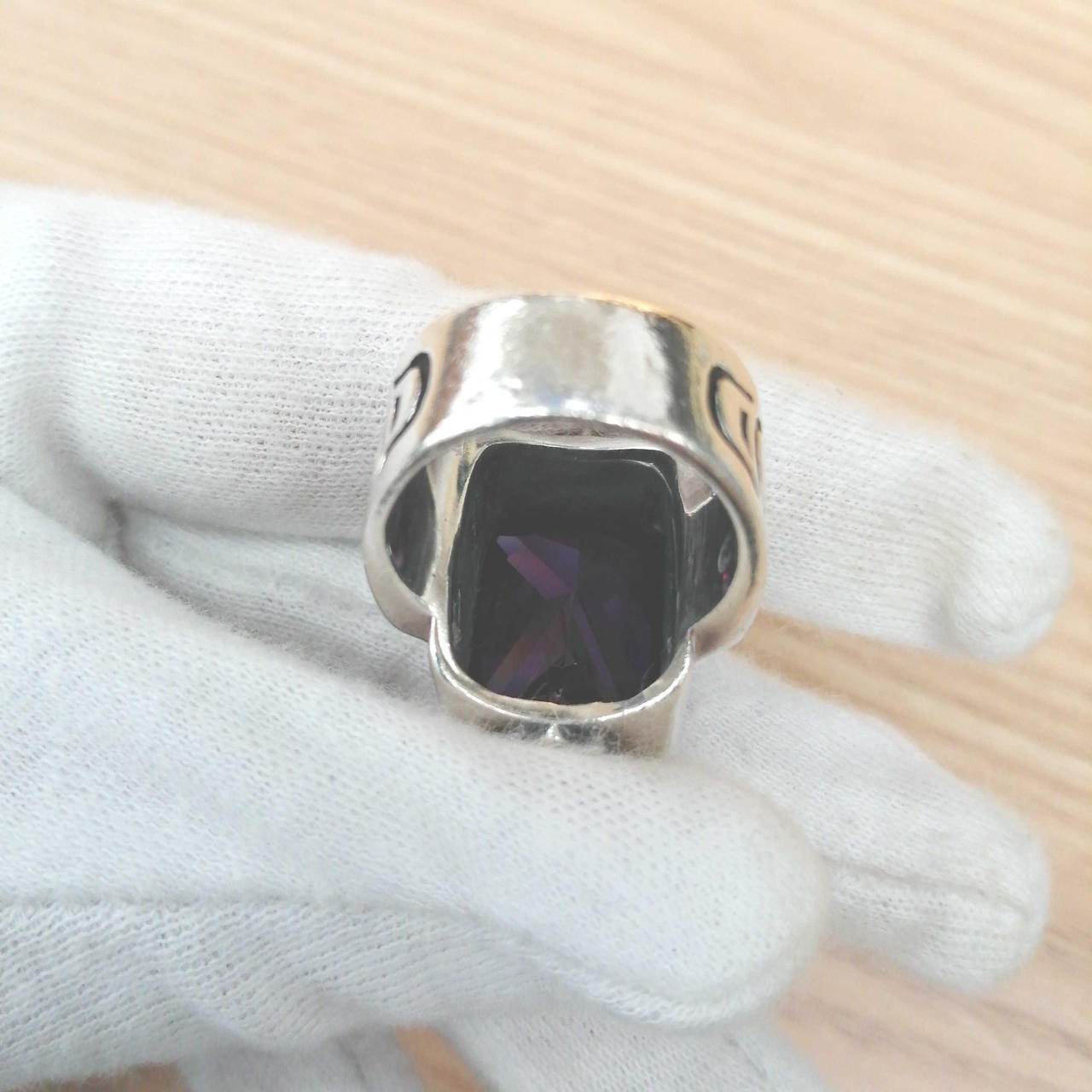 石の裏側、ベタつき有り