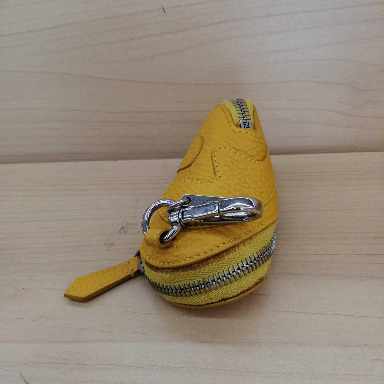 シミ汚れ、金具部分にキズあります。