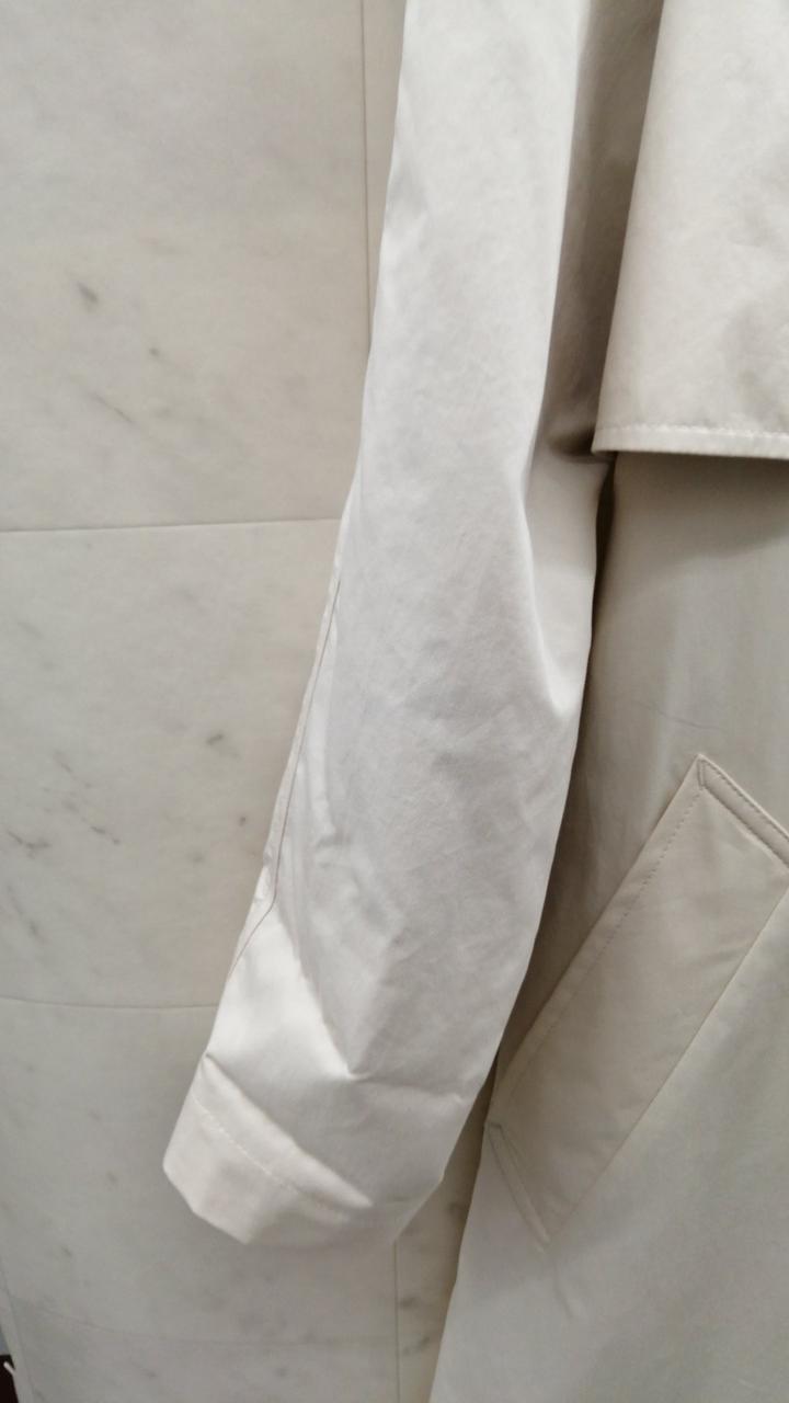 同じく袖に折り目有り