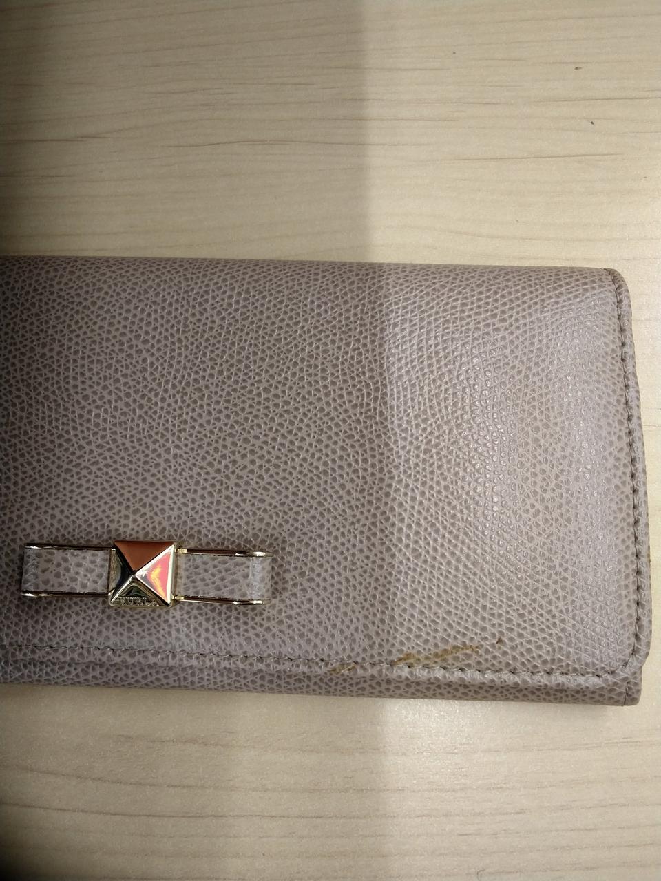 右側下部に汚れあり