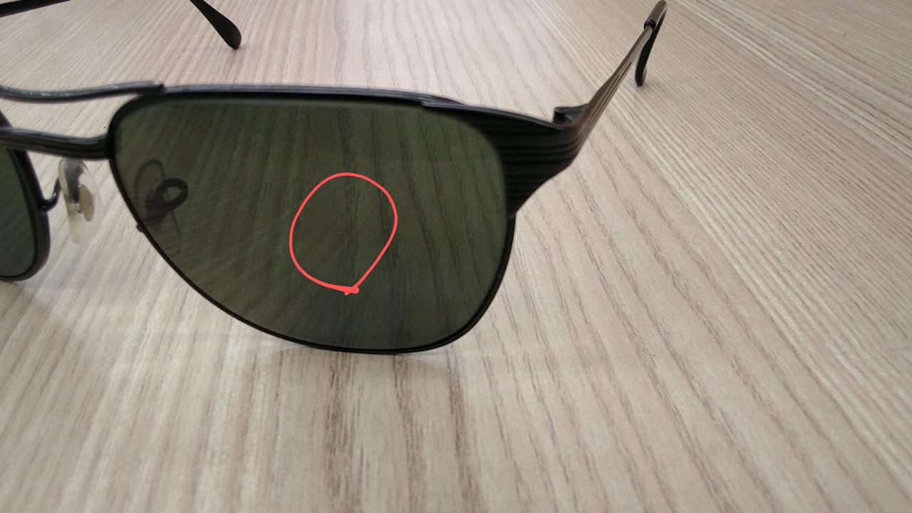 マーク以外にと細かい傷みられます。