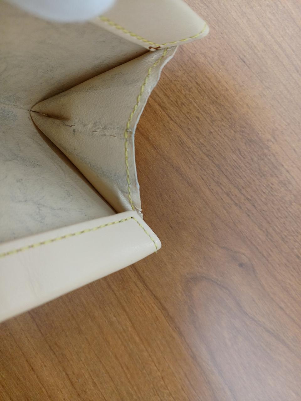 コインケース内右キズあります。